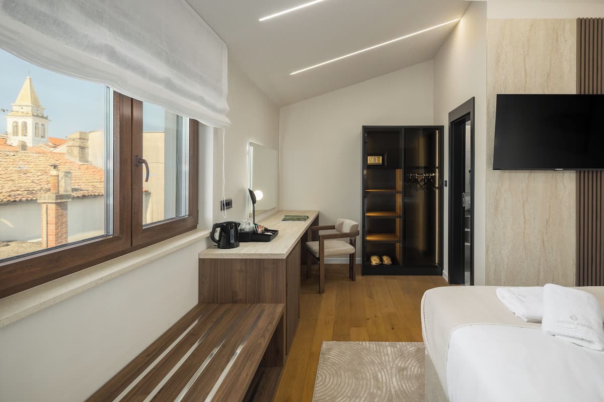 Habitación superior con 1 cama matrimonial o 2 individuales | Minibar, insonorización, cunas gratuitas y wifi gratis 