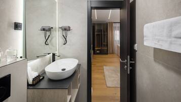 Basic Suite | Bathroom | Shower, towels, soap, shampoo