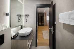 Basic Suite | Bathroom | Shower, towels, soap, shampoo - Hotel Ames (Poreč)