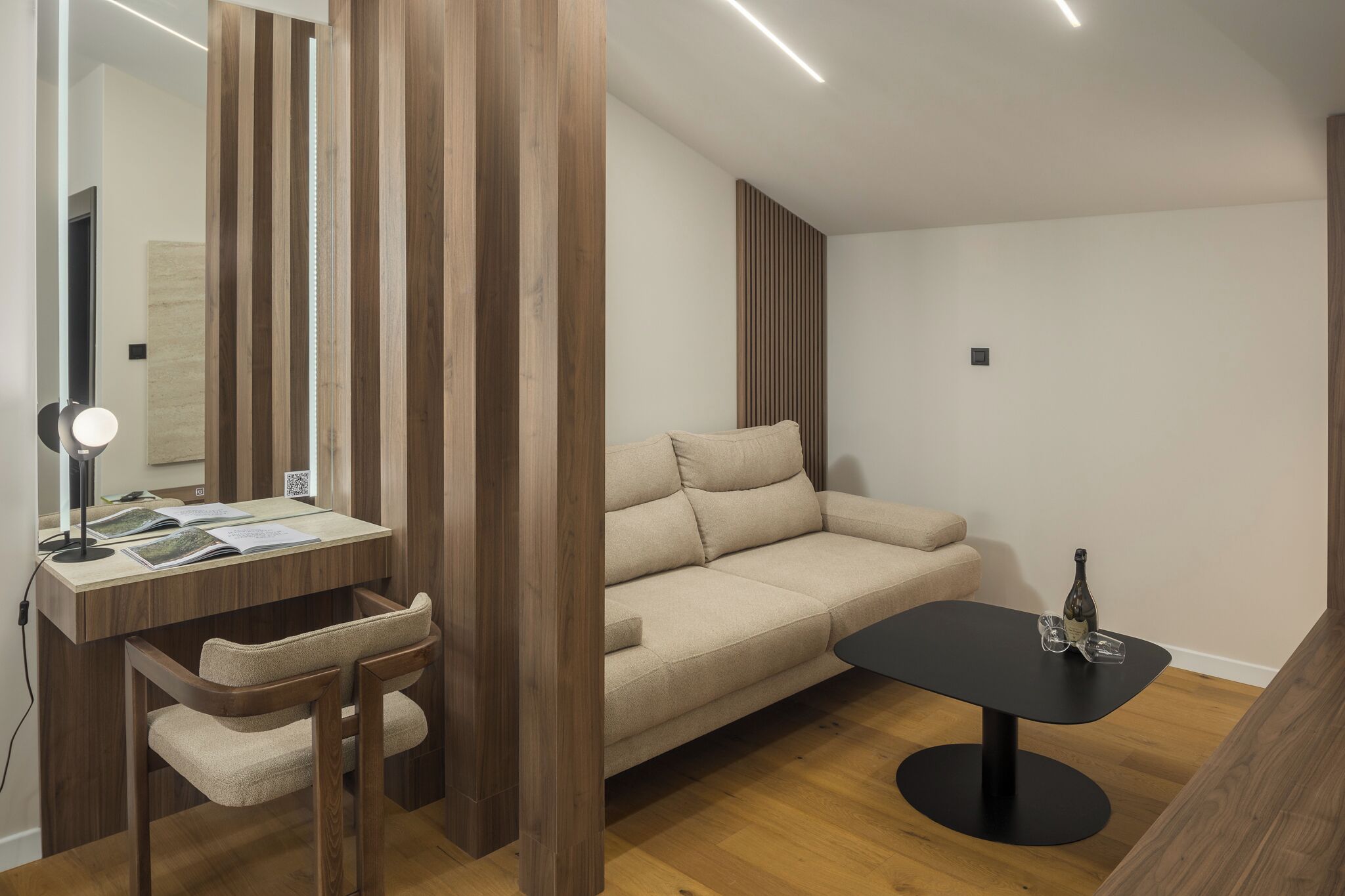 Basic Suite | Living area