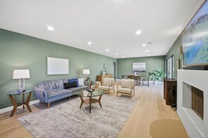 Living area - Peaceful Waterfront Oasis (Virginia Beach)