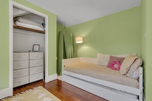Room - Updated 3 bedroom Lake Erie cottage steps from the water (Angola)