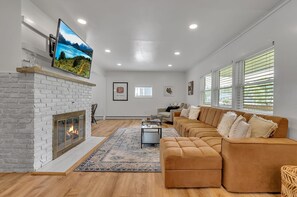 Living area - Updated 3 bedroom Lake Erie cottage steps from the water (Angola)
