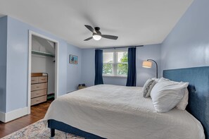 Room - Updated 3 bedroom Lake Erie cottage steps from the water (Angola)