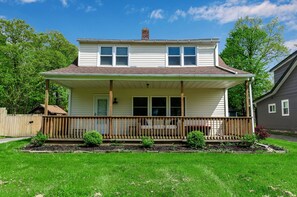 Exterior - Updated 3 bedroom Lake Erie cottage steps from the water (Angola)