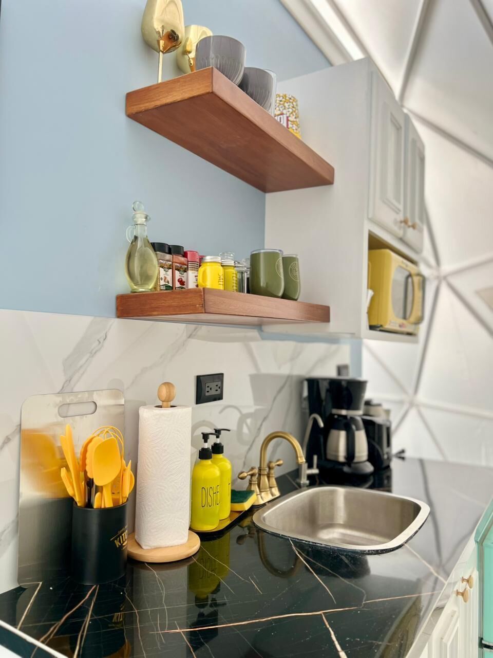 Geladeira, micro-ondas, cooktop, torradeira