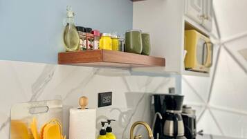 Geladeira, micro-ondas, cooktop, torradeira