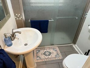 Toilet paper - Charming Downtown Studio @ Toyota Center – Central Houston (Houston)