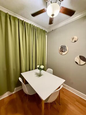 Dining - Charming Downtown Studio @ Toyota Center – Central Houston (Houston)