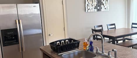 Cafetera y tetera, refrigerador, microondas y horno