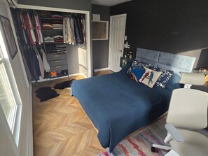 Tabla de planchar con plancha, wifi y ropa de cama 