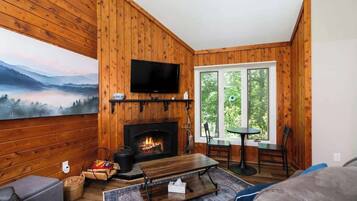 Fernseher, Kamin, Arbeitsbereiche