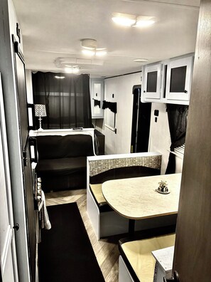 WiFi, bed sheets - Cozy 3 bed recreational vehicle in enchanting Rockport with AC (Rockport)