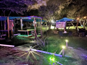 Outdoor dining - Cozy 3 bed recreational vehicle in enchanting Rockport with AC (Rockport)