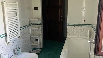 Doccia, asciugacapelli, bidet, asciugamani