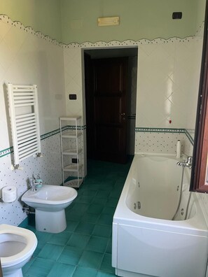Doccia, asciugacapelli, bidet, asciugamani