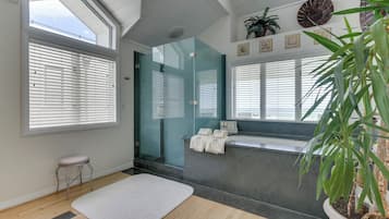 Douche, baignoire Ă jets, sĂšche-cheveux, serviettes fournies