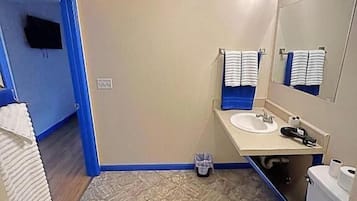 Quarto família, várias camas, acessível para pessoas com deficiência física, varanda | Banheiro