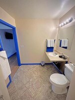 Quarto família, várias camas, acessível para pessoas com deficiência física, varanda | Banheiro