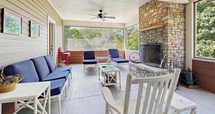 Charming house, mountain views, fireplace, trail access, cable TV, w/d, AC