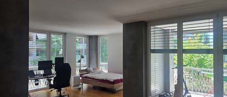 2 bedrooms, iron/ironing board, internet, bed sheets
