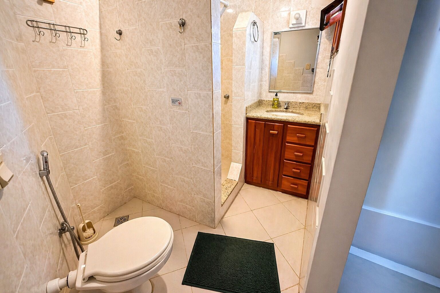 Ein Badezimmer mit Dusche, Toilette und Waschbecken.
