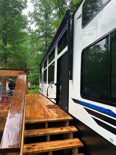 Wonderful 3-bedroom camper at campground with AC in Gatlinburg