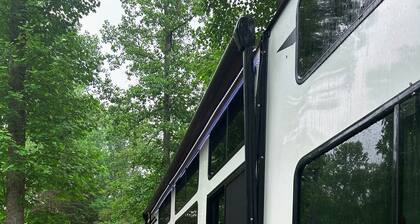 Wonderful 3-bedroom camper at campground with AC in Gatlinburg