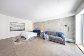 Room - Room-west Van Luxury Retreat 2BR 2BA Oce (West Vancouver)