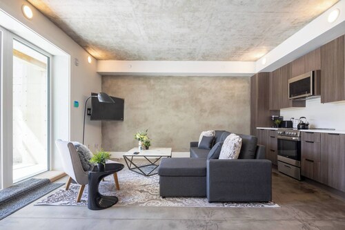 Room-west Van Luxury Retreat 2BR 2BA Oce