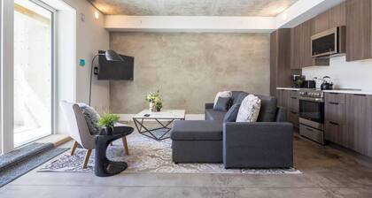 Room-west Van Luxury Retreat 2BR 2BA Oce