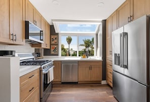 Coffee/tea maker, fridge, microwave, oven