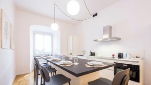 Kjøleskap og oppvaskmaskin