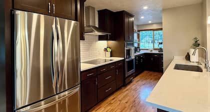 Spacious 4-bed in Eugene - Gated, Fenced Estate 10 min from Downtown/Wineries