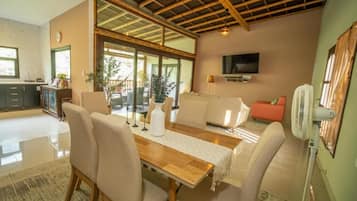 Casa Deluxe, balcón, vista a la montaña | Restaurantes