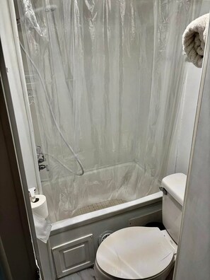 Serviettes fournies, savon, papier de toilette