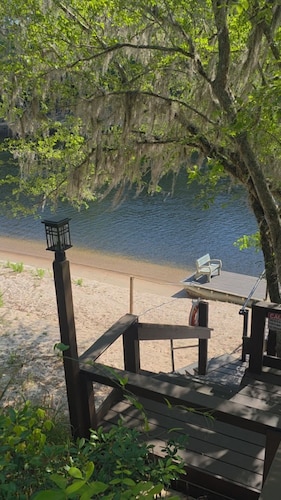 Riverbend Retreat / Suwannee Riverfront/ Kayaks & Hot Tub