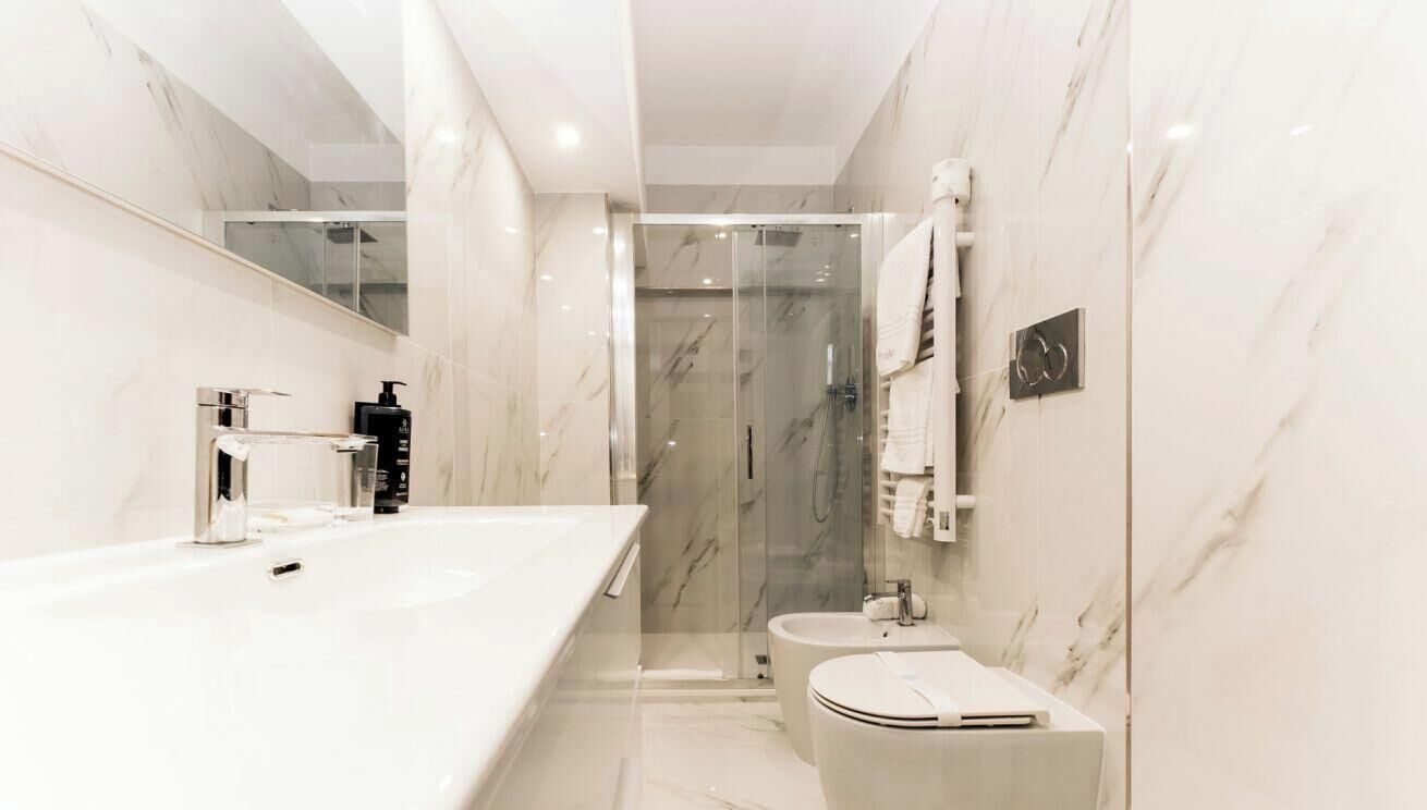 Douche, bidet, shampooing