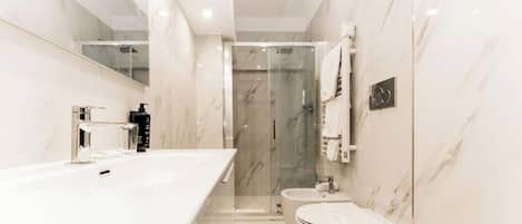 Douche, bidet, shampooing
