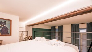 1 habitación y tabla de planchar con plancha 