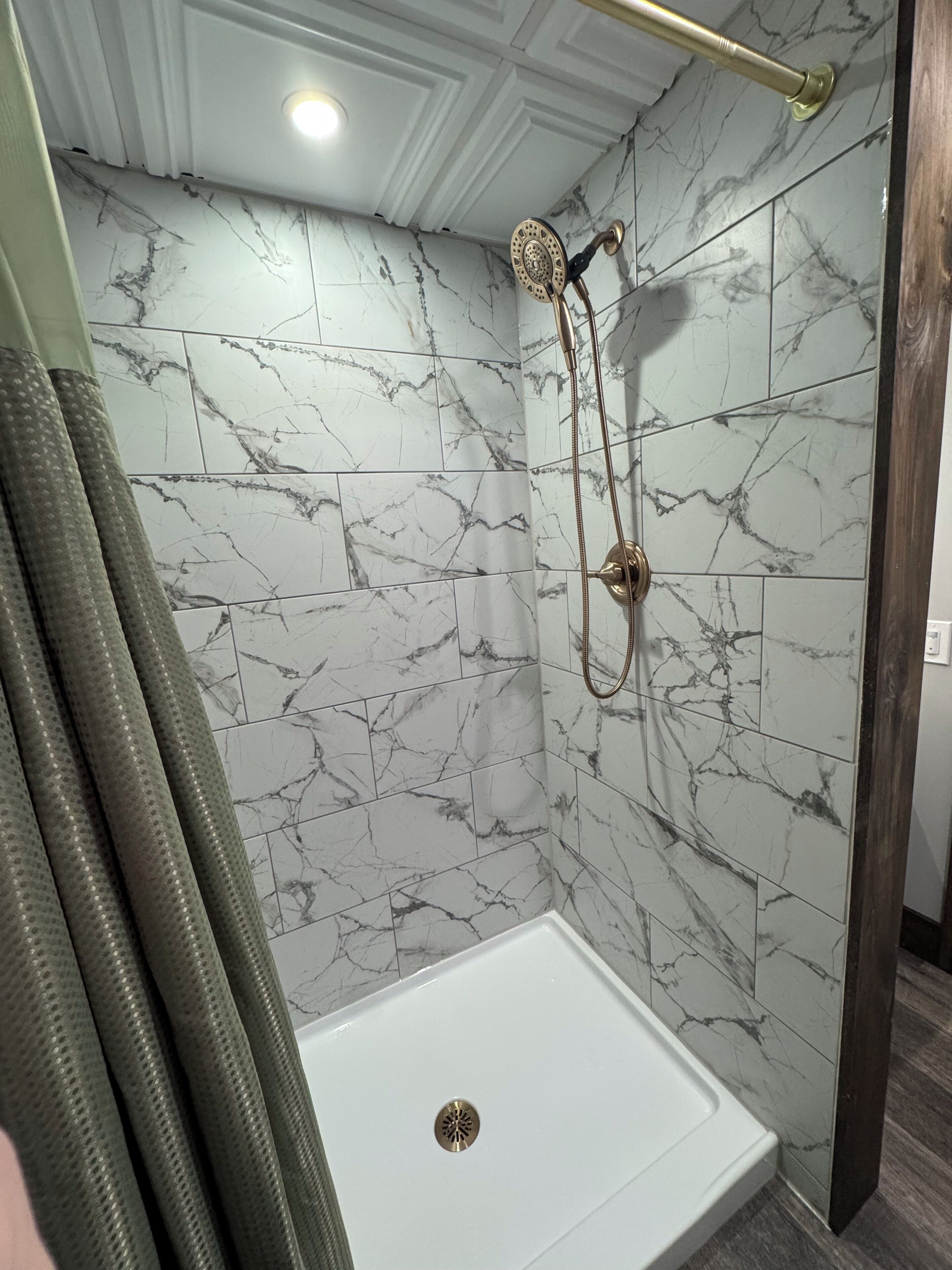 Luxury Double Room, Mountain View | Bathroom | Shower, free toiletries, hair dryer, towels