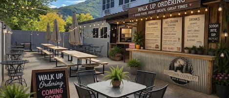 Habitación de lujo doble, vistas a la montaña | Restaurante al aire libre