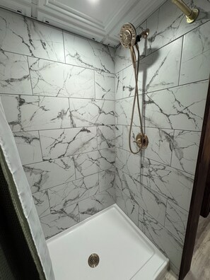 Habitación doble de lujo, vista a la montaña | Baño | Regadera, amenidades de baño gratuitas, secadora de cabello, toallas 