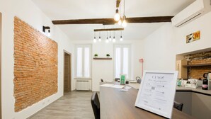 Lobby - Aquarium 3' | 2BR | A/C | Wifi & Netflix by Tilo (Genoa)