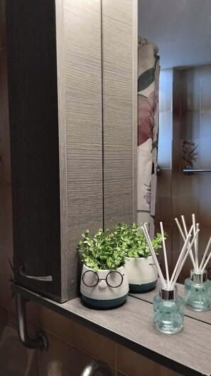 Shower, hair dryer, towels, soap - Casa del Giardino - Cozy Home with Garden Near the Beach (Kolympia)