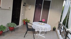 Outdoor dining - Casa del Giardino - Cozy Home with Garden Near the Beach (Kolympia)