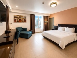 Deluxe Room, City View | In-room safe, desk, soundproofing, iron/ironing board - The District Hotel Panama (Panamá)