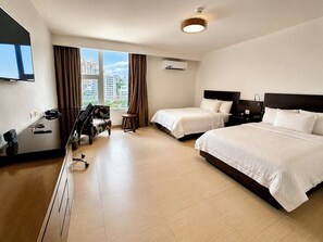 Deluxe Twin Room, City View | In-room safe, desk, soundproofing, iron/ironing board - The District Hotel Panama (Panamá)