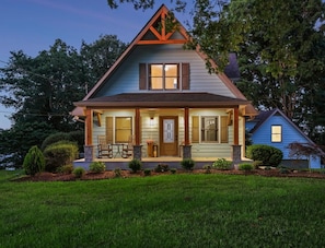 A two-story house with a front porch, a separate garage, and a well-maintained lawn. - Sunrise Point Lakehouse (Winchester)