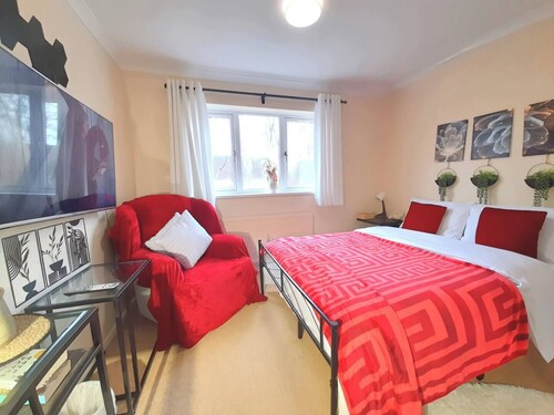 Whole Cosy Home, Sleeps 11 in 4 Bedrooms, full kitchen, 2 toilets, 55"TVs PetsOK
